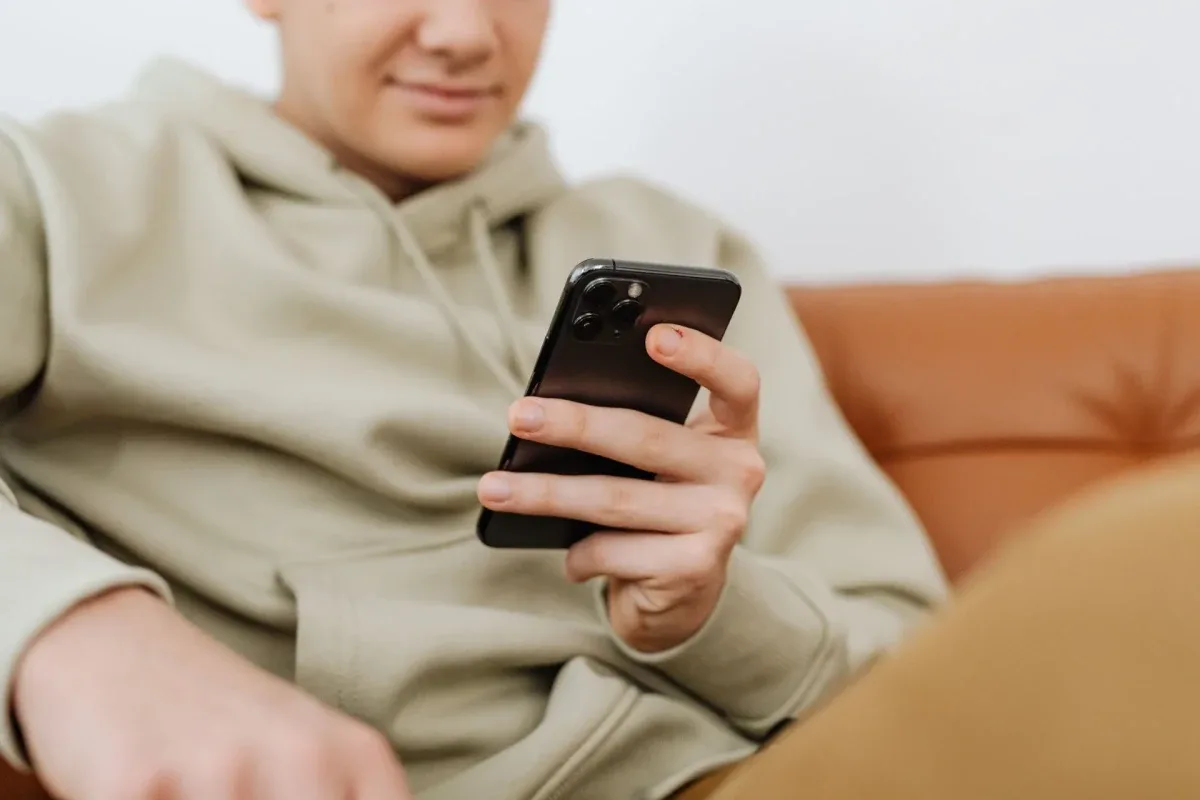 Smartphone exibindo gráficos de tempo de tela em uma mesa de estudos