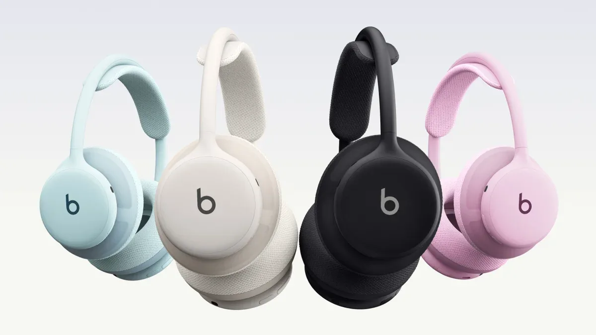 Beats 360 posicionado em estúdio destacando suas almofadas trocáveis