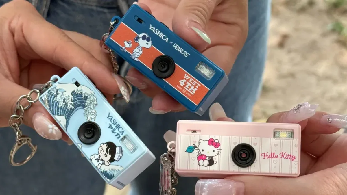 Câmera minúscula Yashica Funtastic com tema Hello Kitty em destaque