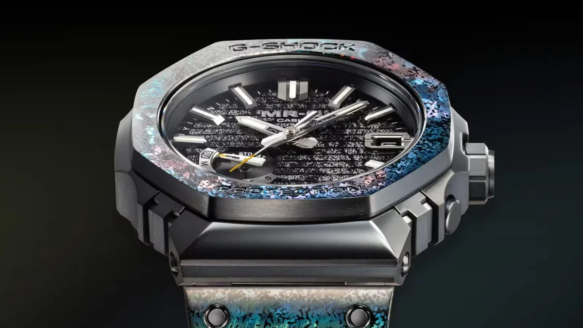 Mostrador do relógio Casio G-SHOCK MRG-B2100HR-1A exibindo detalhes em platina artesanal
