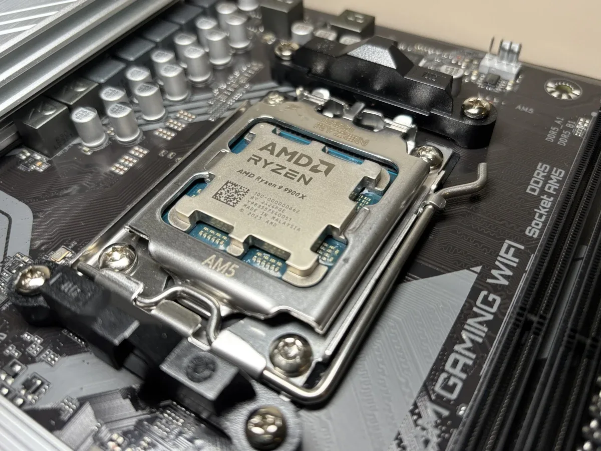 Data center com racks de servidores em operação contínua
