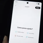 Tela de computador exibindo painel de controle de inteligência artificial avançada