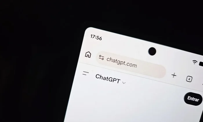 Tela de terminal exibindo algoritmos complexos de descriptografia e análise de dados