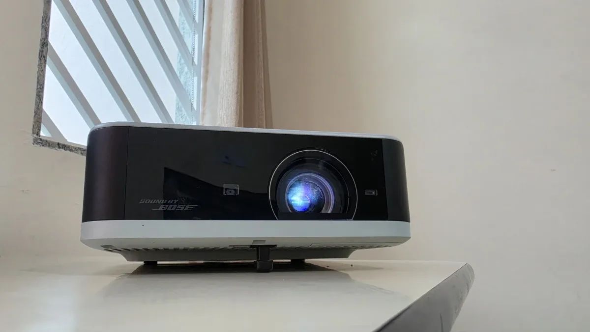 Projeção de alta definição lado a lado com tela de smart TV em ambiente claro