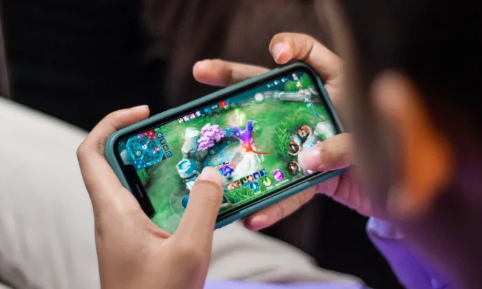 Monitor amplo exibindo painel de edição gráfica simultâneo a jogo em execução