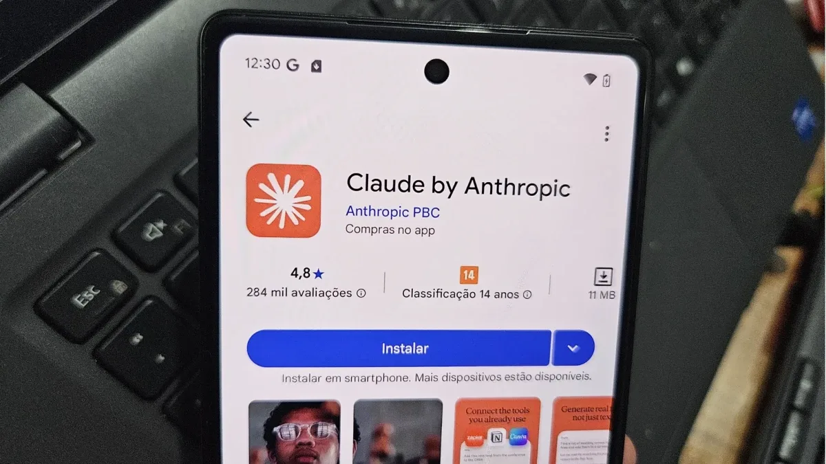 Profissional analisando códigos e comandos na interface integrada do assistente