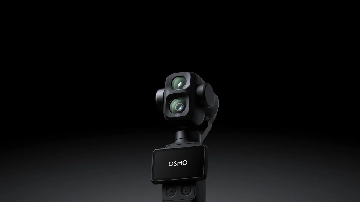 Câmera compacta DJI Osmo Pocket posicionada sobre uma superfície lisa