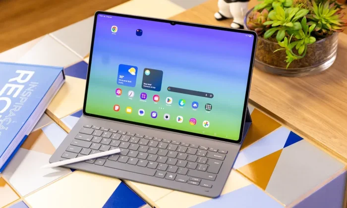 Galaxy Tab S11 Ultra apoiado em suporte com teclado conectado