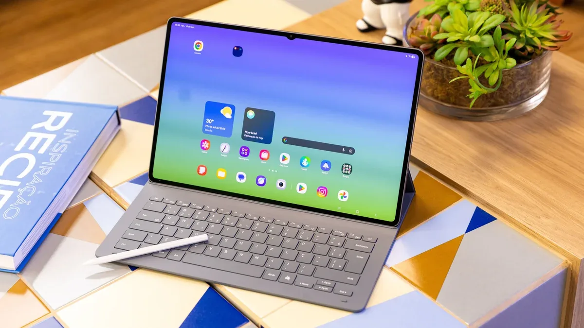 Galaxy Tab S11 Ultra apoiado em suporte com teclado conectado