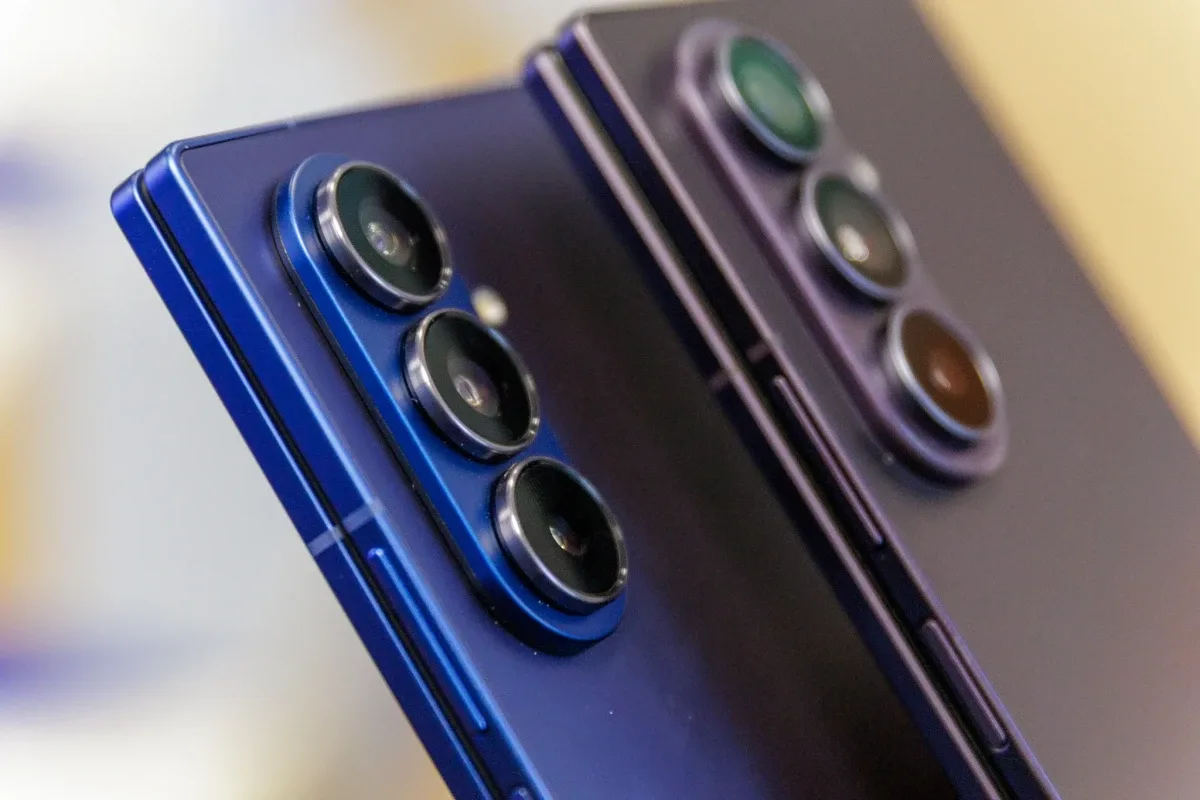 Módulo de câmeras do Galaxy Z Fold 8 Ultra vs Fold 7 com sensores e lentes de alta performance