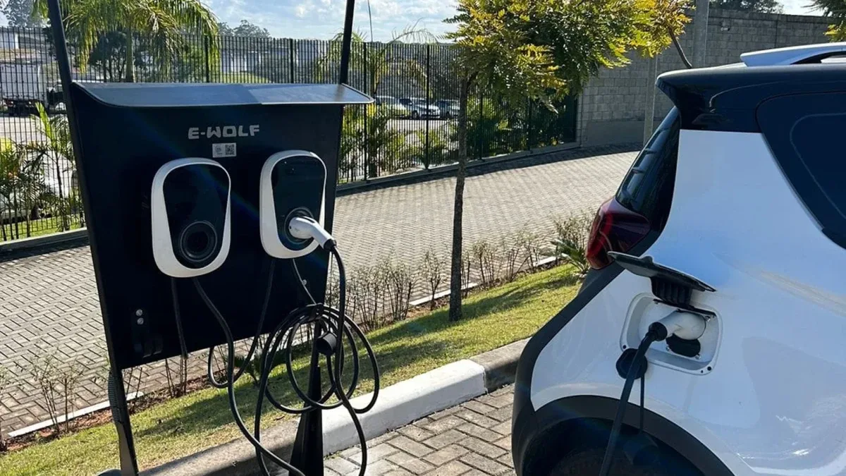 Eletricista profissional verificando quadro de energia para carregador elétrico
