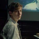 Ator Jacob Tremblay caracterizado como jovem estudante em suspense criminal
