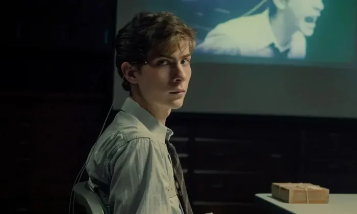 Ator Jacob Tremblay caracterizado como jovem estudante em suspense criminal