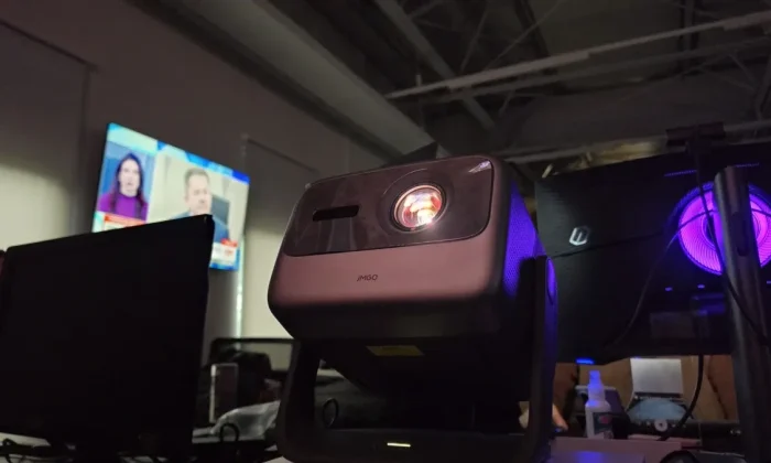 Projetor 4K em Sala Clara Substitui a Smart TV? Teste Avalia Desempenho e Brilho