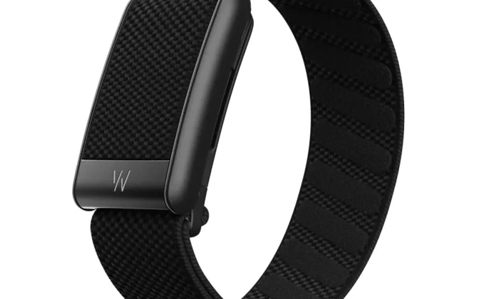 Pulseira fitness de tecido minimalista sendo usada em um pulso