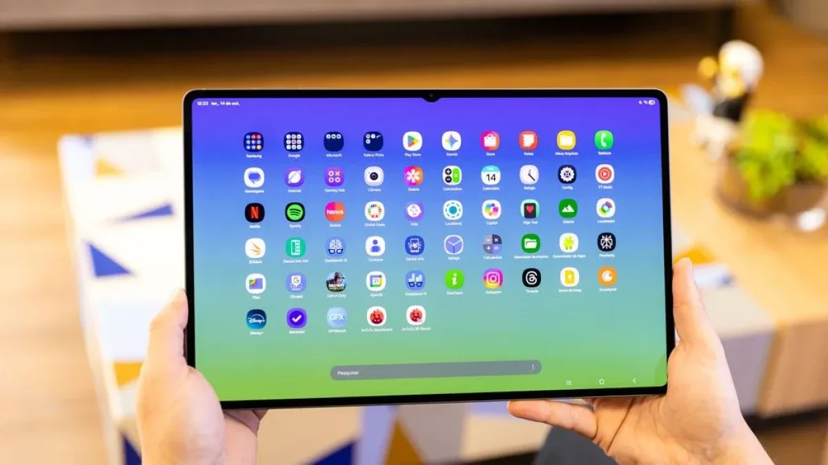 S Pen posicionada ao lado da tela ligada do Galaxy Tab S11 Ultra