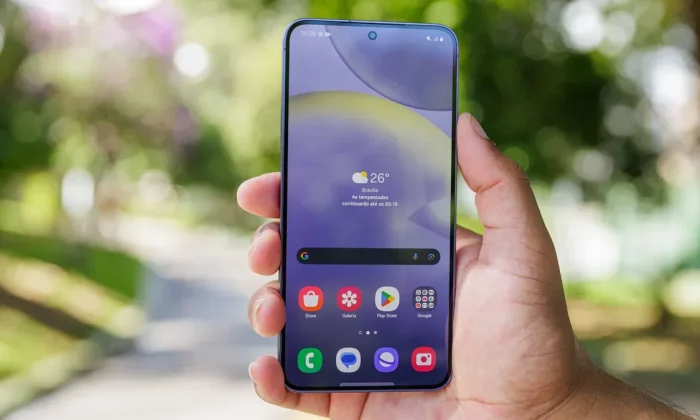 Smartphone Samsung Galaxy exibindo interface com recursos de inteligência artificial