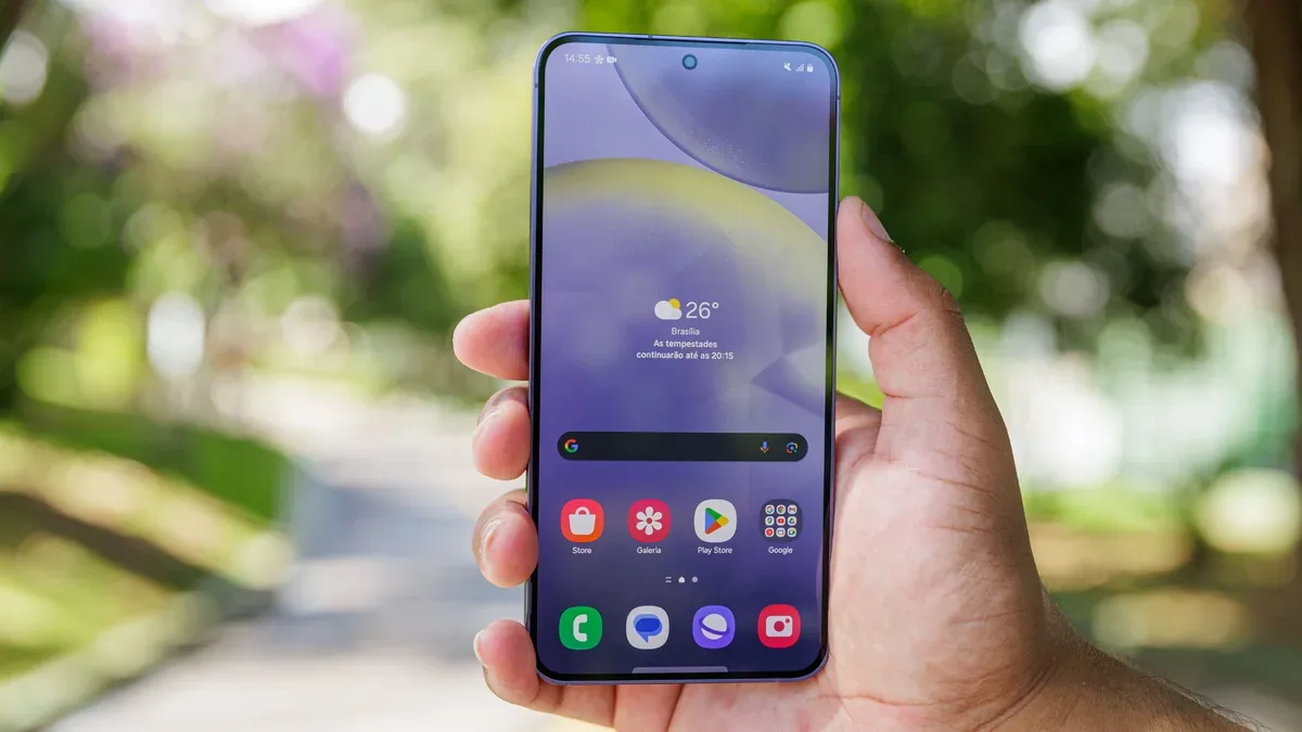 Smartphone Samsung Galaxy exibindo interface com recursos de inteligência artificial