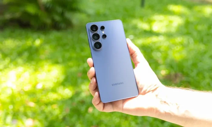 Smartphones modernos posicionados em exposição com telas acesas em loja
