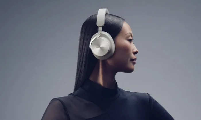 Pessoa utilizando fone de ouvido over-ear Technics EAH-A1000