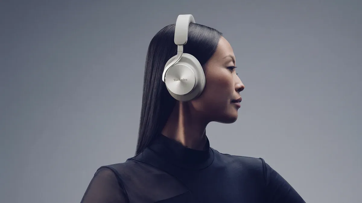 Pessoa utilizando fone de ouvido over-ear Technics EAH-A1000