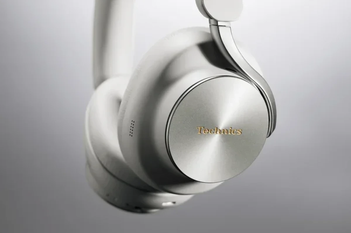 Fone de ouvido Technics EAH-A1000 posicionado em superfície neutra