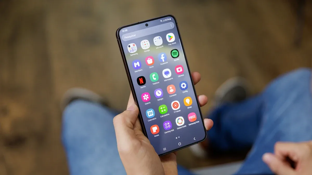 Tela de configuracoes do sistema One UI 9 mostrando menu de recursos