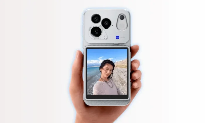 Monitor magnético compacto acoplado na tampa traseira do smartphone durante enquadramento fotográfico