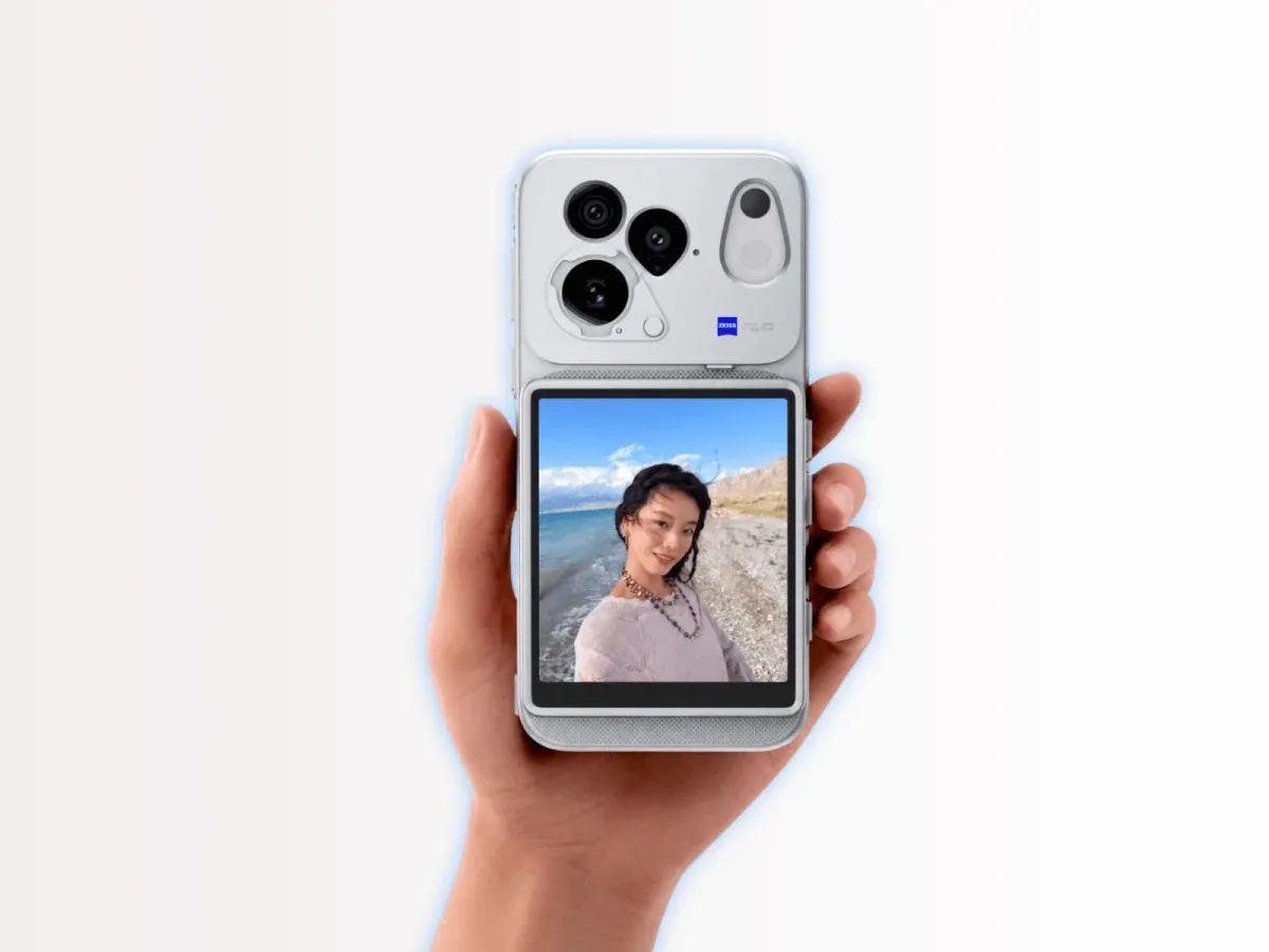 Monitor magnético compacto acoplado na tampa traseira do smartphone durante enquadramento fotográfico