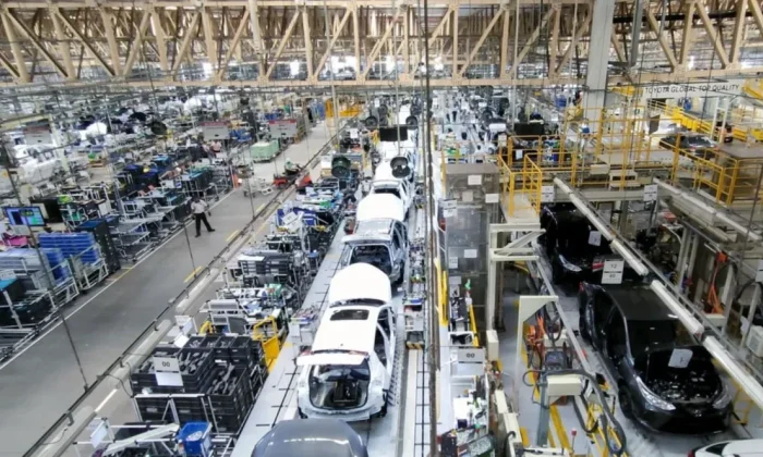 Linha de montagem industrial da Toyota em funcionamento com maquinario moderno