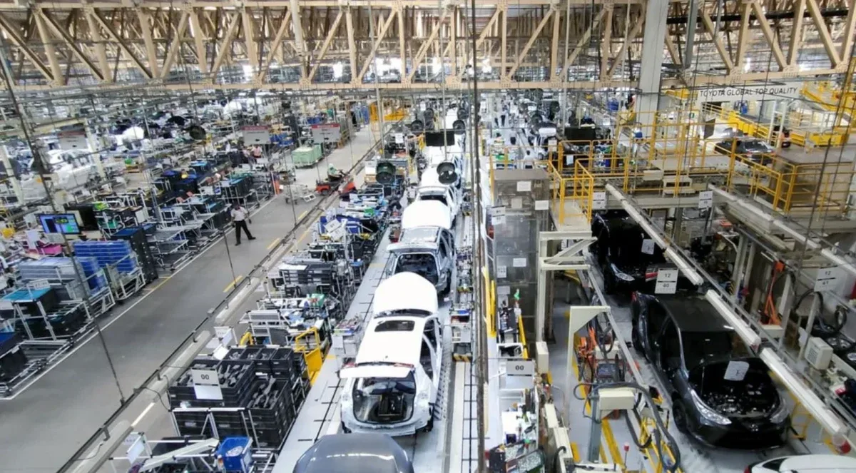 Linha de montagem industrial da Toyota em funcionamento com maquinario moderno
