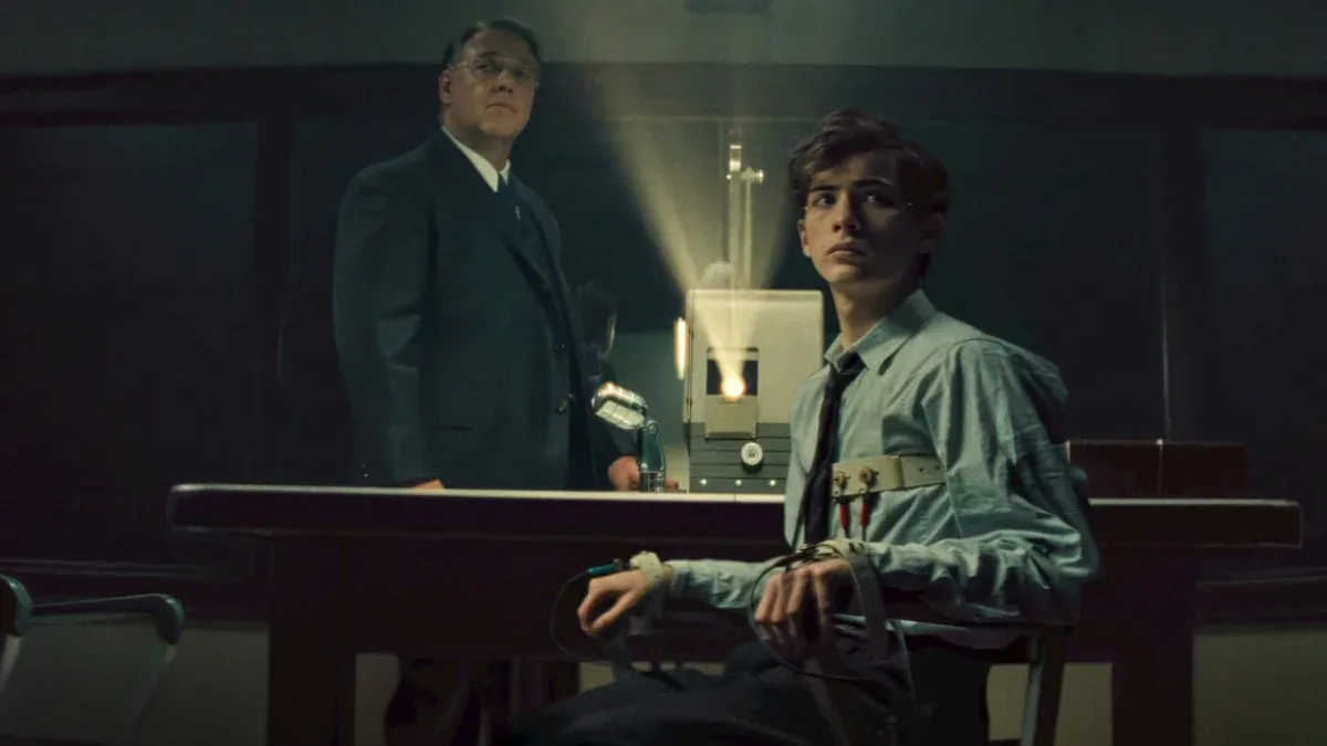 Ator Russell Crowe interpretando professor em suspense dramático da Netflix