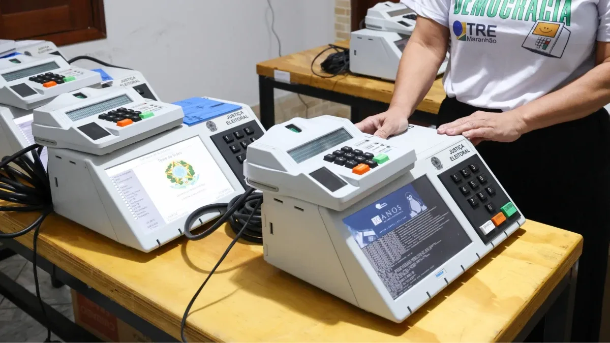 Urna eletrônica posicionada em mesa receptora durante dia de votação oficial