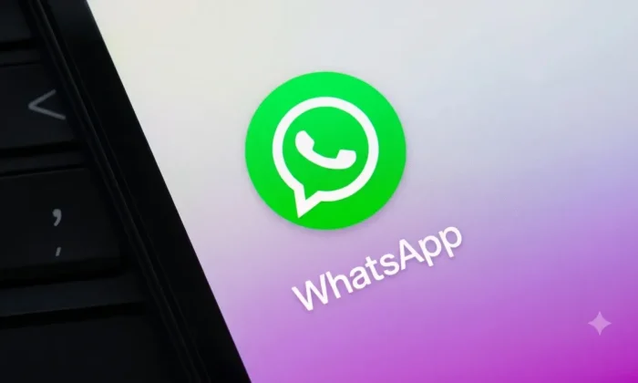 Smartphone com tela do WhatsApp aberta mostrando opção de transcrição de voz