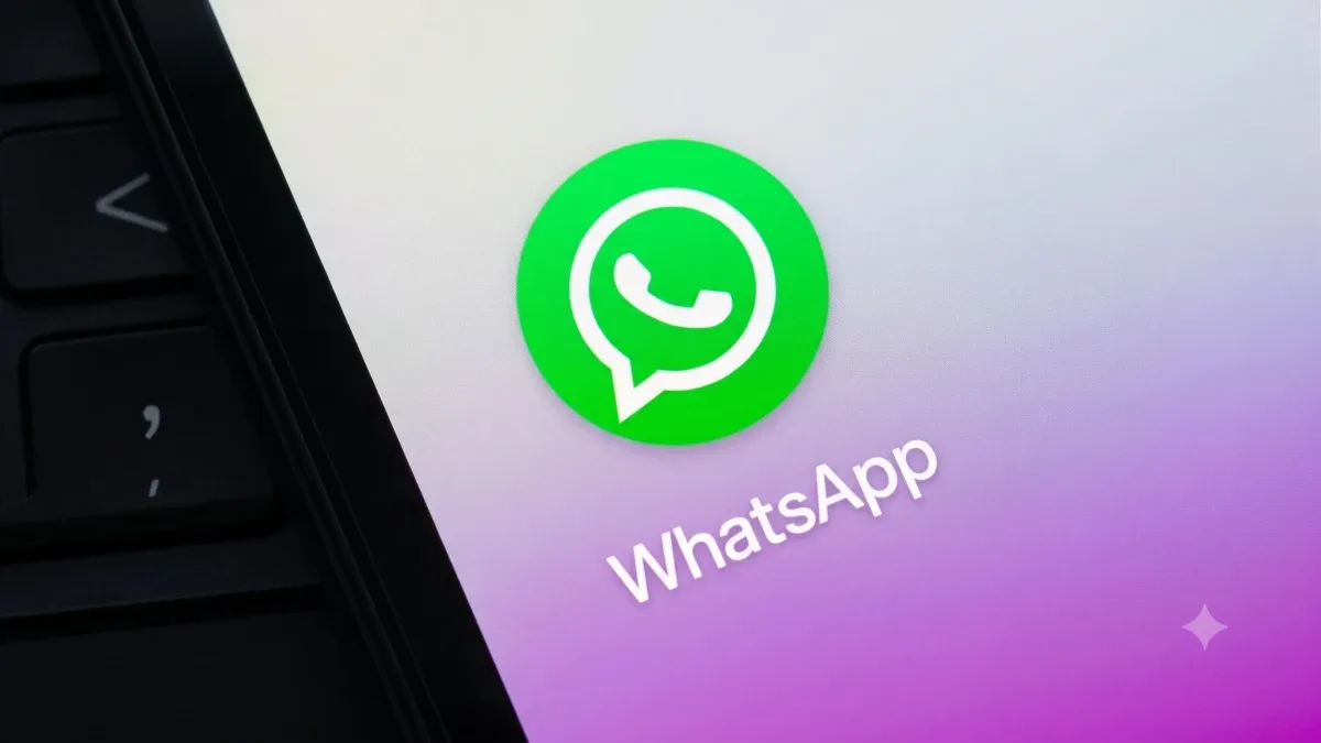 Smartphone com tela do WhatsApp aberta mostrando opção de transcrição de voz