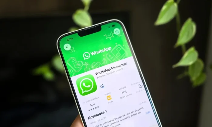 Smartphone posicionado exibindo tela de mensagens com ícone de alerta de aniversário