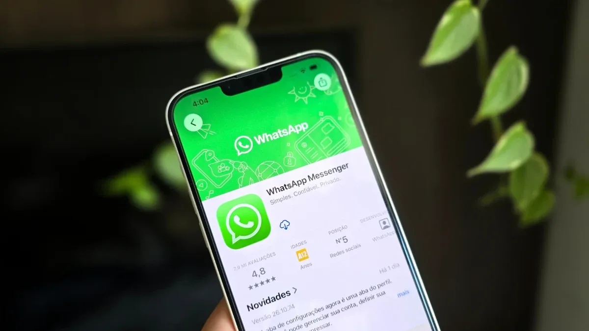 Smartphone posicionado exibindo tela de mensagens com ícone de alerta de aniversário