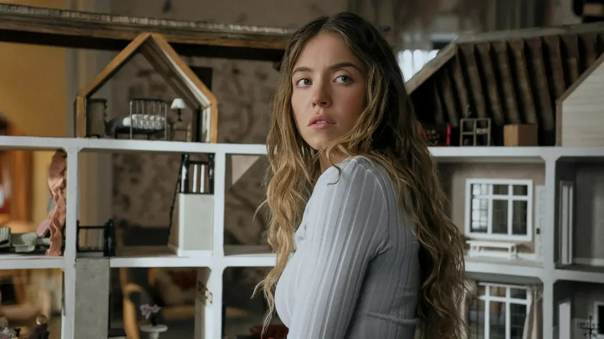 Amanda Seyfried interpretando Nina Winchester no ambiente interno da mansão
