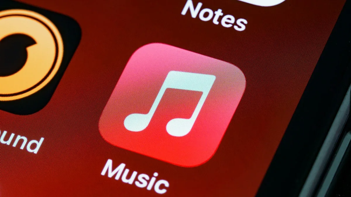 Smartphone Android exibindo a interface reformulada do aplicativo Apple Music