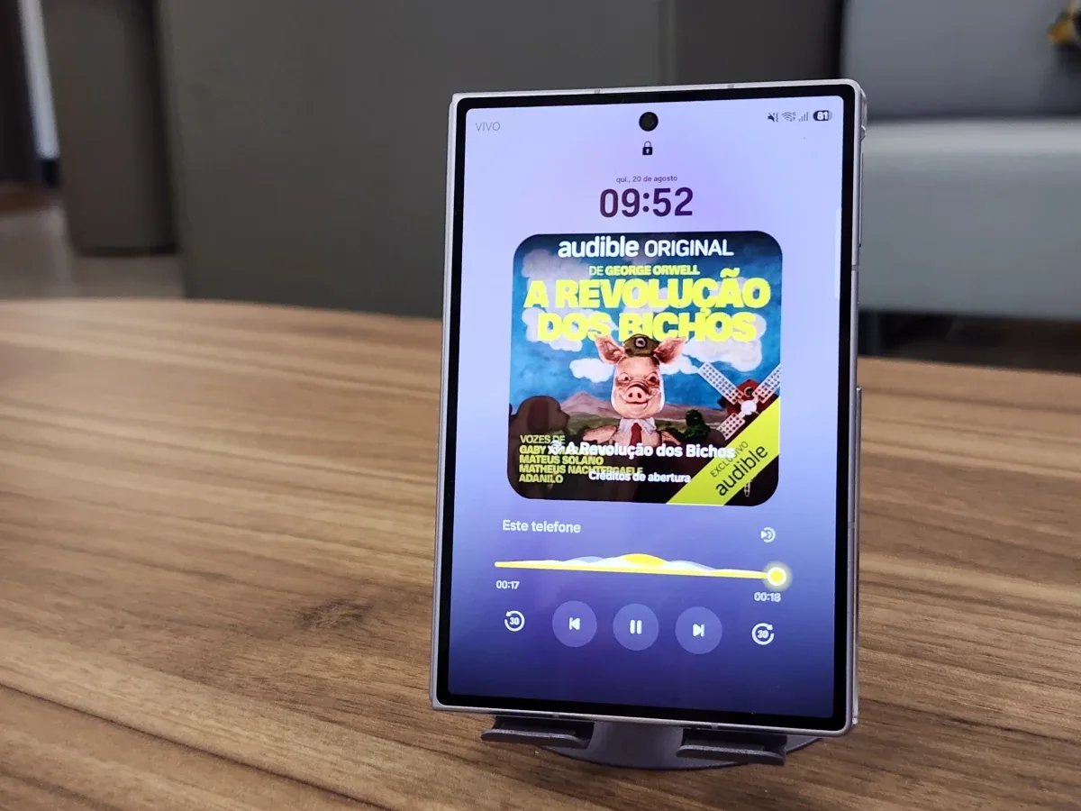 Pessoa utilizando aplicativo de audiolivro com inteligência artificial no smartphone