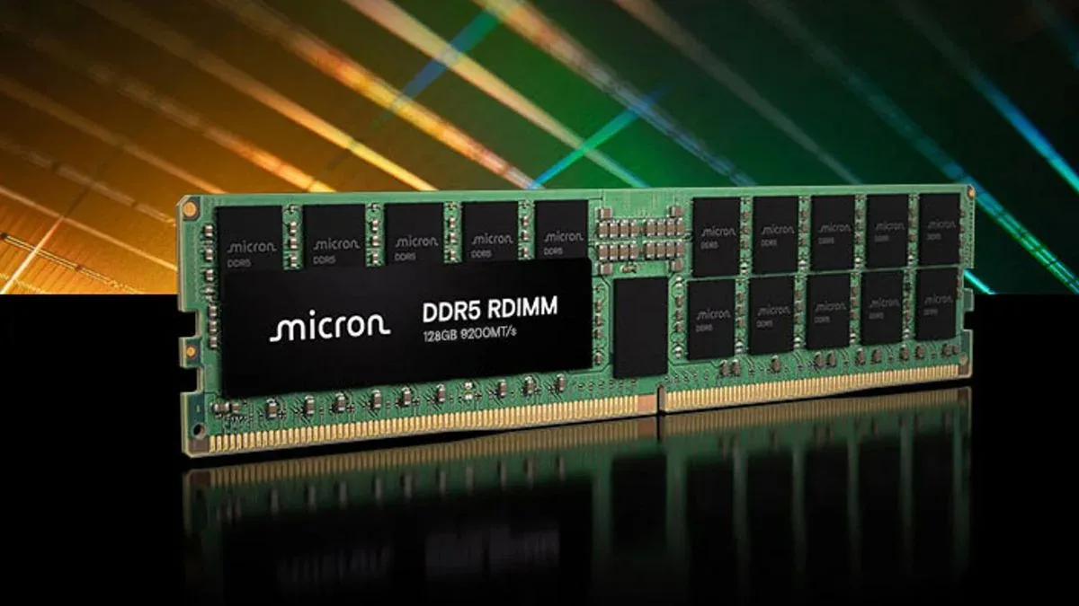 Placas de circuito com chips de memória RAM instalados em servidores corporativos