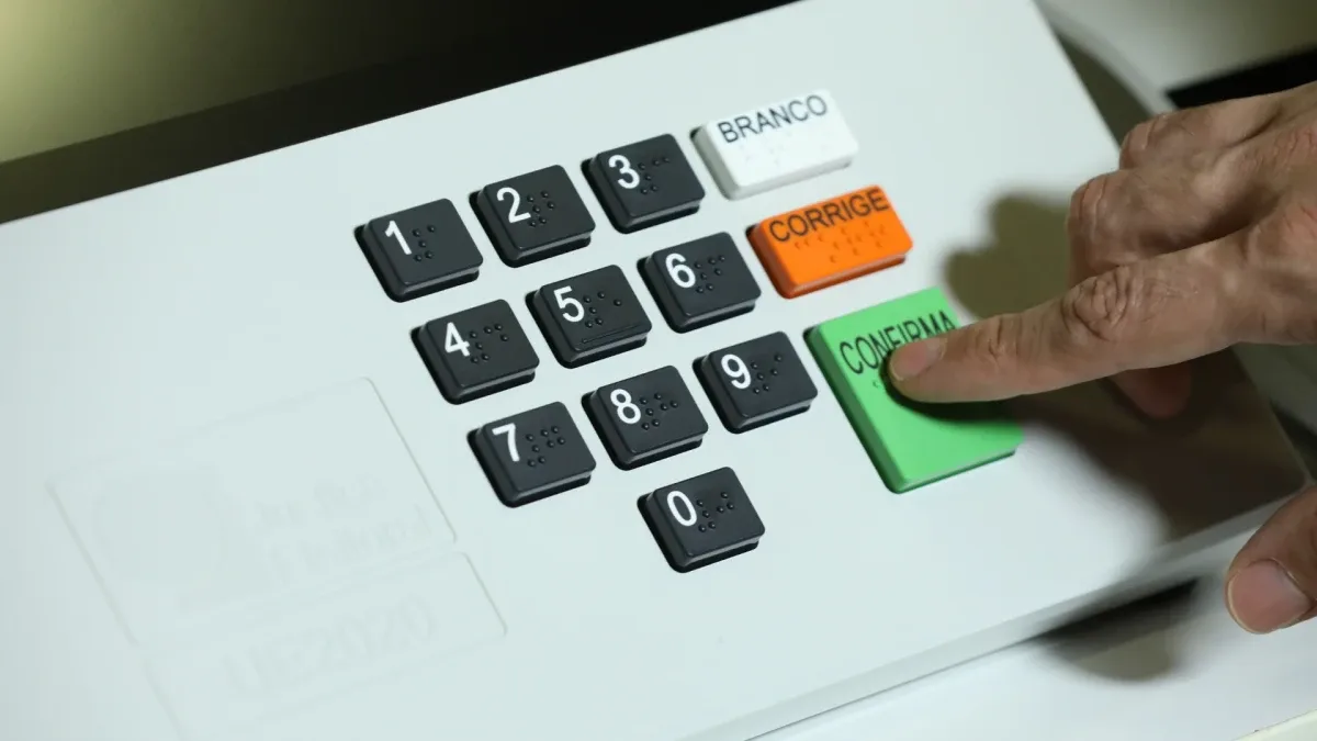 Pessoa utilizando aplicativo e-Titulo em smartphone para justificar voto
