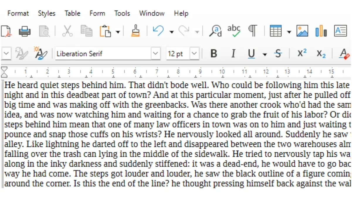 Interface do LibreOffice aberta em um monitor corporativo exibindo planilhas e textos editados