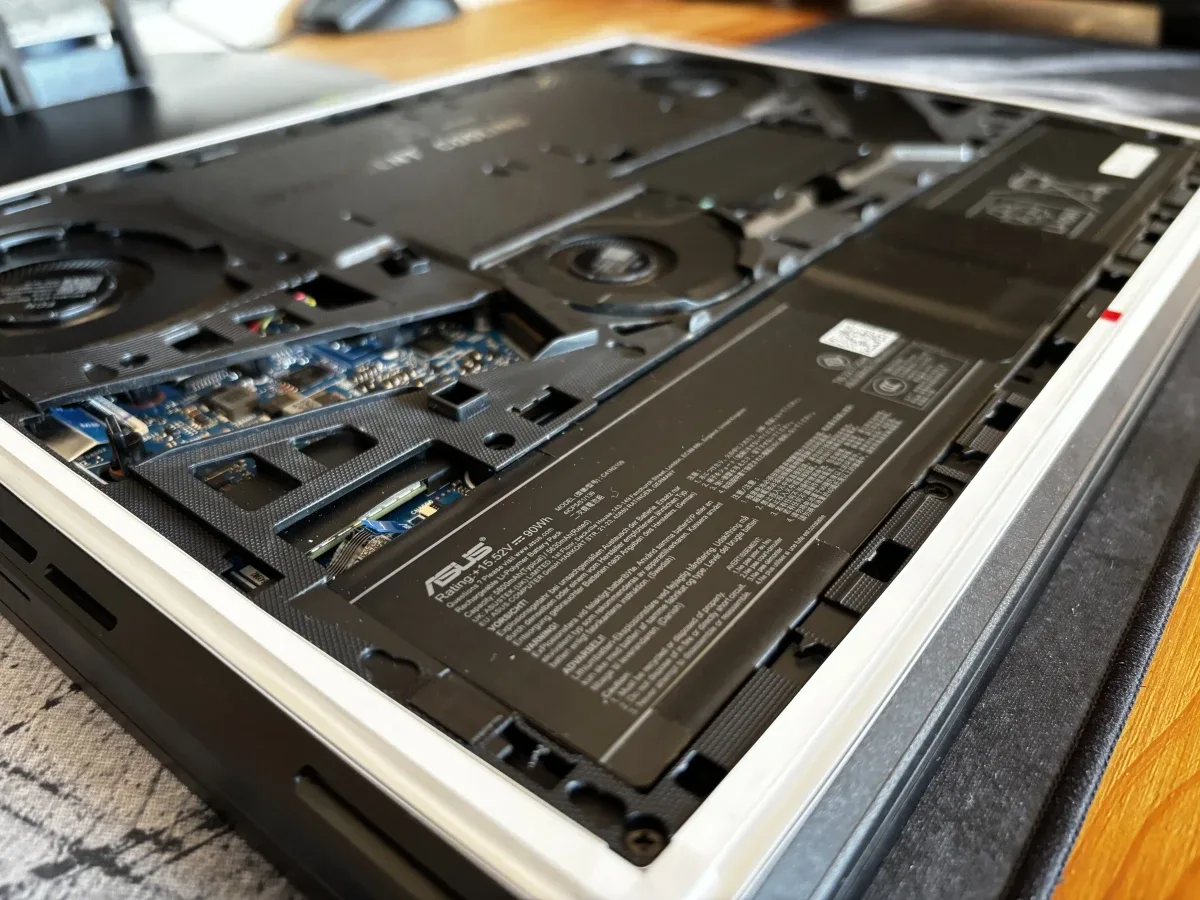Técnico realizando limpeza preventiva nas ventoinhas internas de um computador portátil