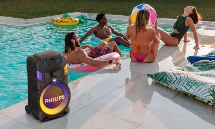 Caixa de som Philips Boomtrek TAX200T preta exibindo painel de controle e falantes