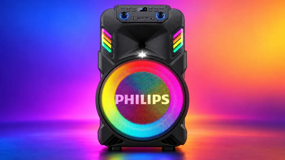 Pessoa puxando caixa de som Philips Boomtrek TAX200T utilizando rodinhas e alça