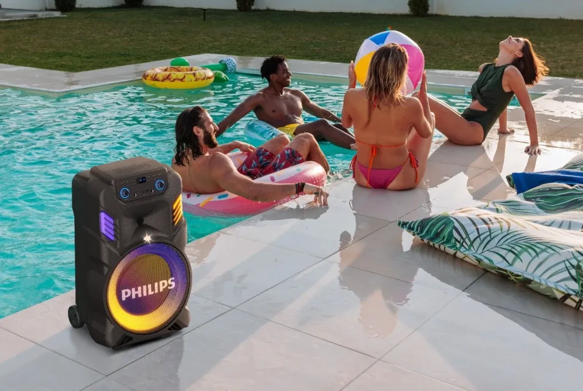 Caixa de som Philips Boomtrek TAX200T preta exibindo painel de controle e falantes