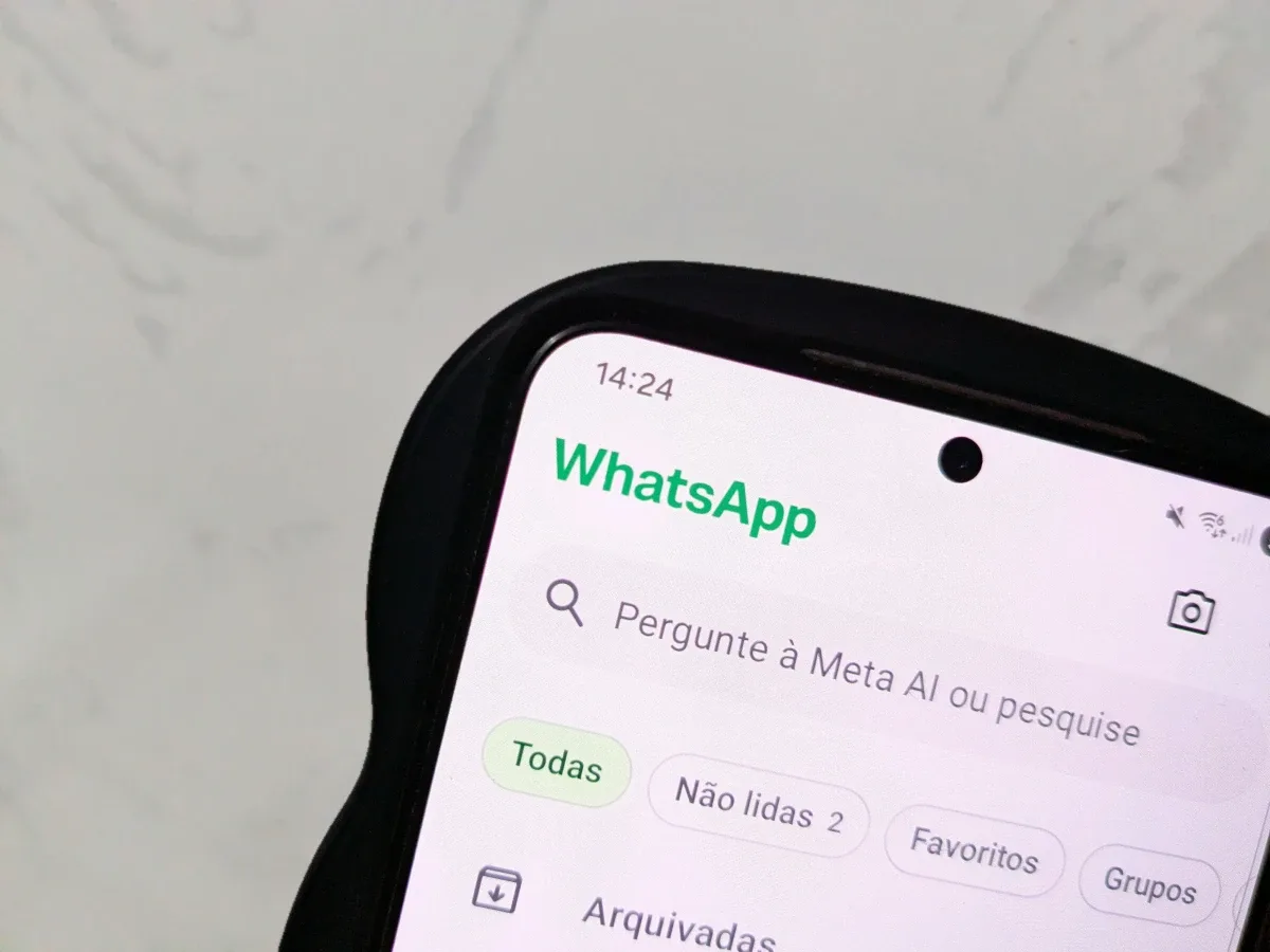 Smartphone exibindo ajustes de controle parental no aplicativo do WhatsApp