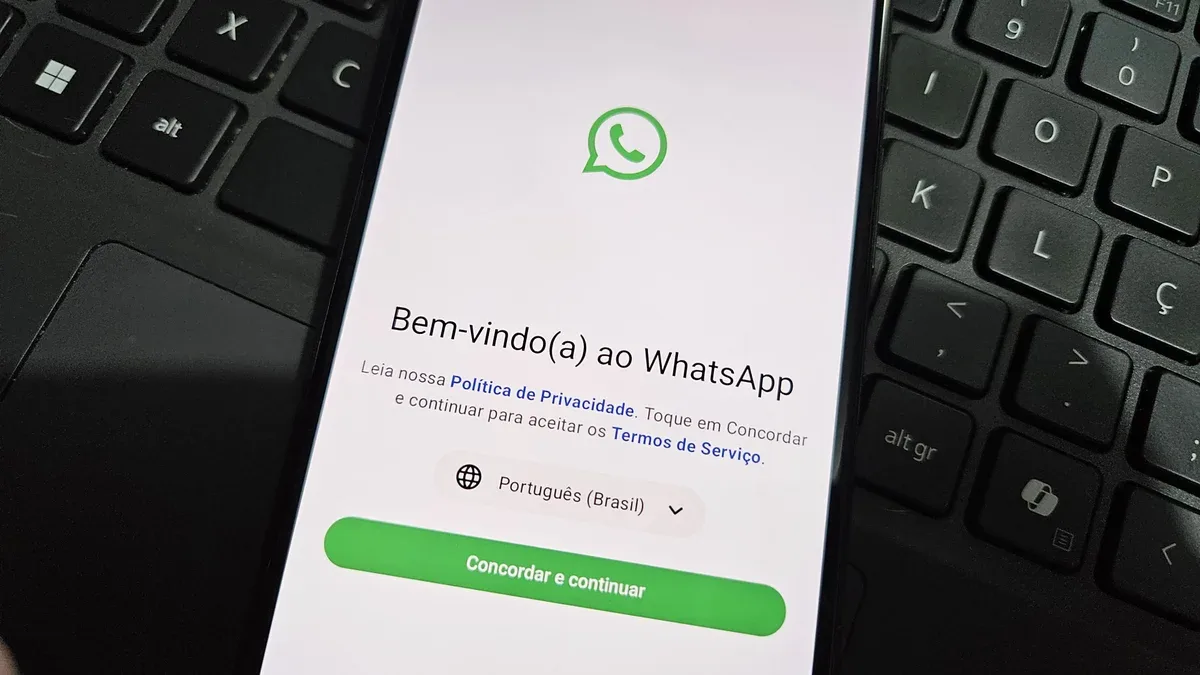 Smartphone exibindo menu de figurinhas no aplicativo WhatsApp