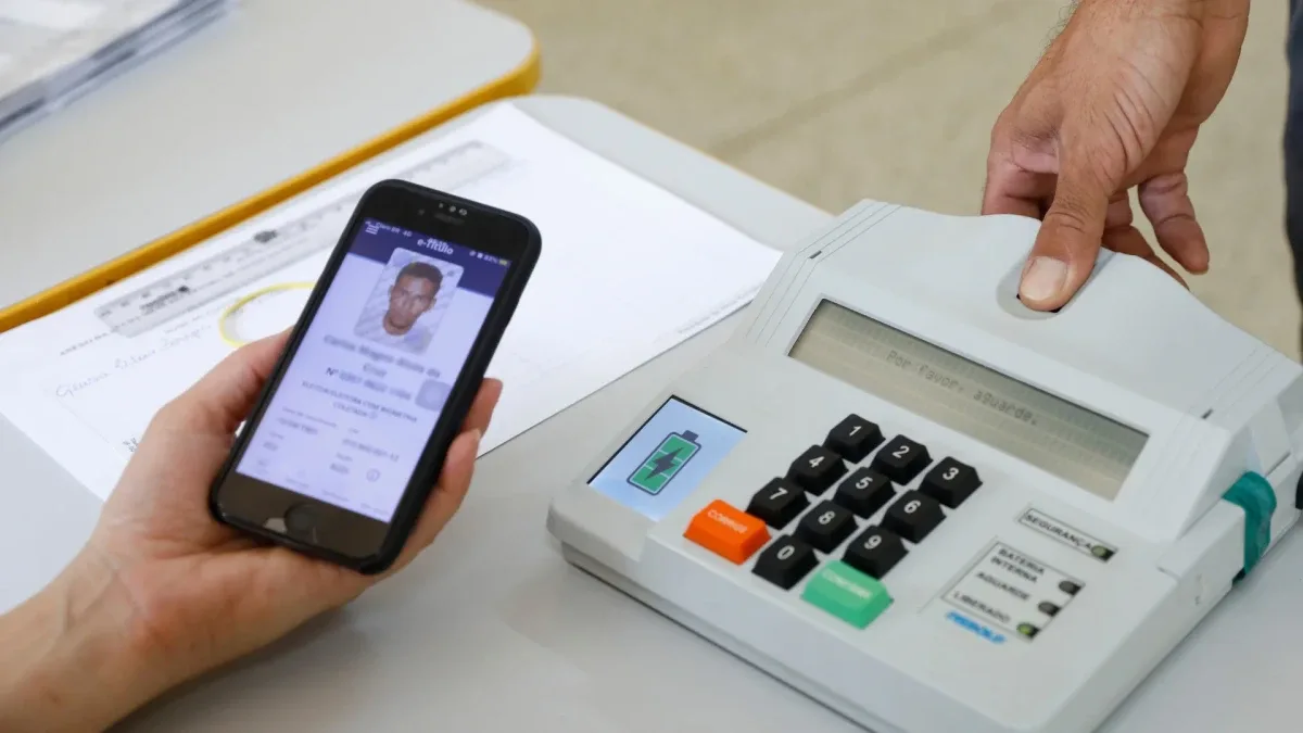 Urna eletronica posicionada em sessao de votacao oficial no Brasil